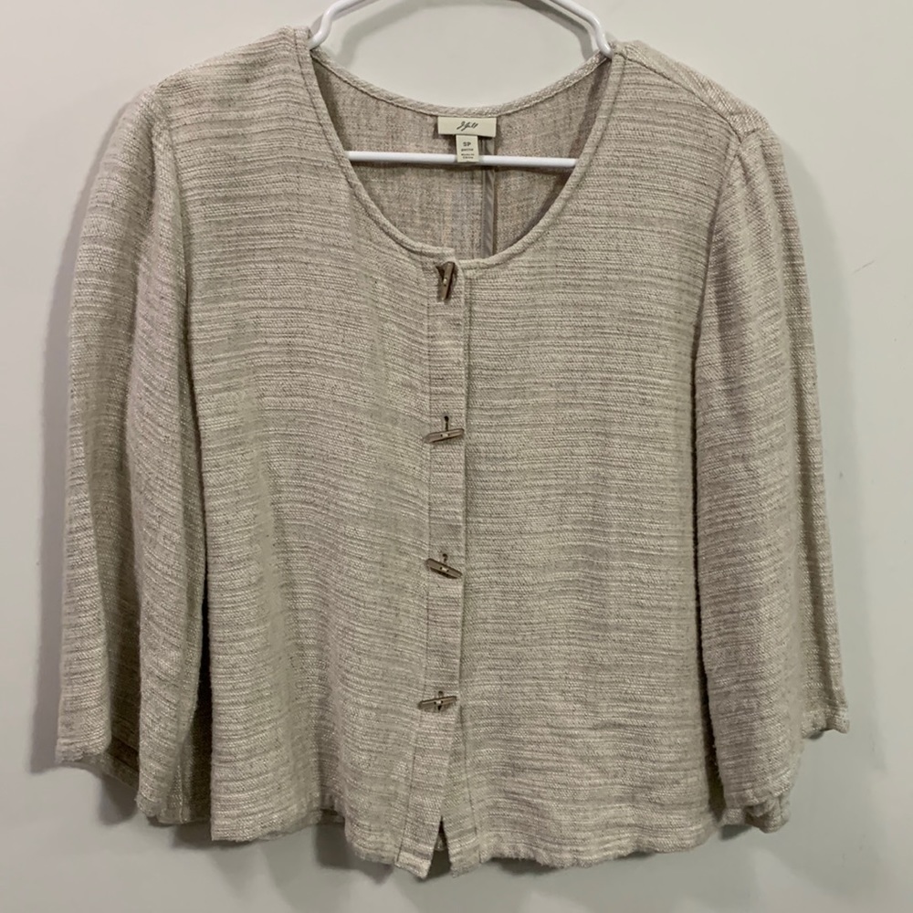J Jill Linen/ Rayon blend cropped jacket, some wear. Unique buttons! Size SP
